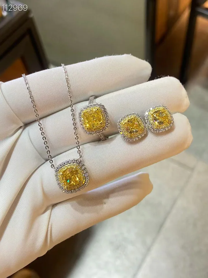 Yellow coordinating styles, customer photograph
